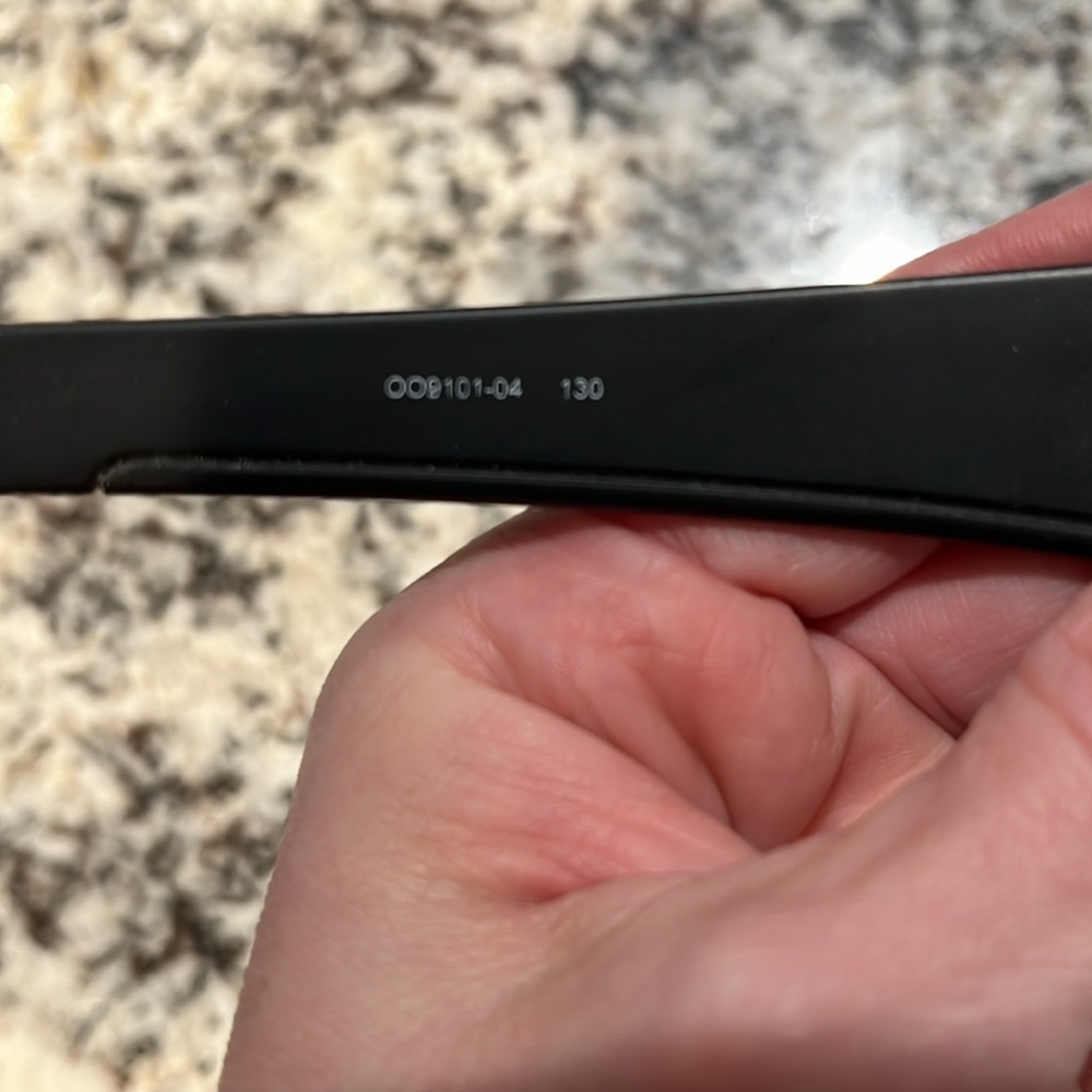 Men’s Oakley sunglasses - Picture 6 of 10
